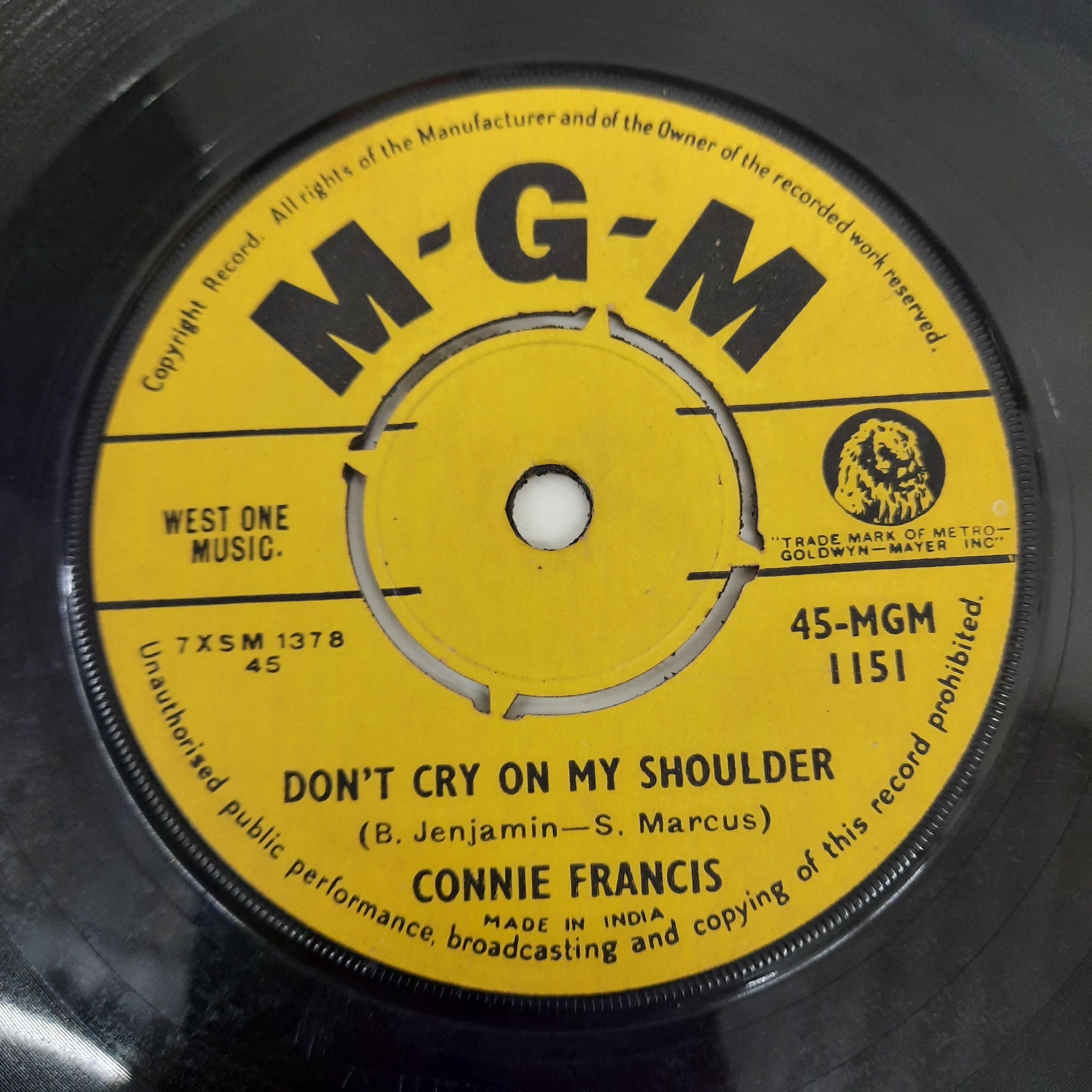 Connie Francis - Don't Cry On My Shoulder / Mr. Twister (45-RPM)