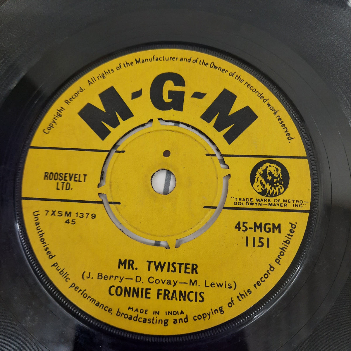 Connie Francis - Don't Cry On My Shoulder / Mr. Twister (45-RPM)